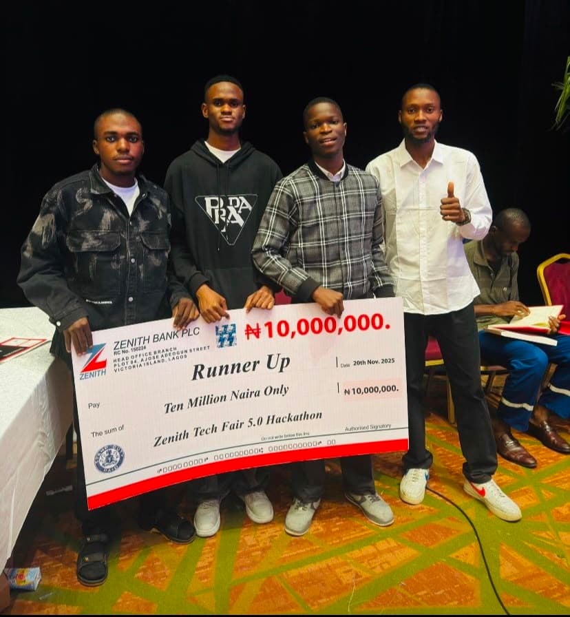 Olatunji and his team holding the ₦10,000,000 Zenith Tech Fair 5.0 runner-up cheque